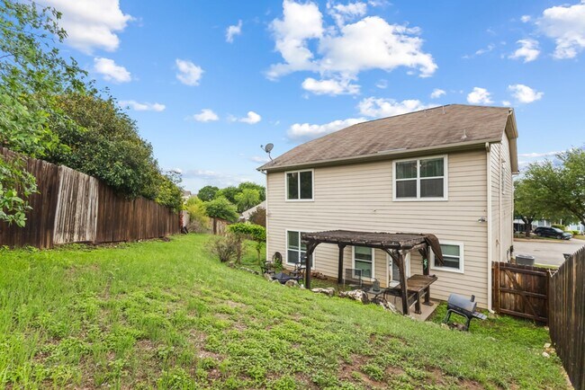 Building Photo - Charming Home Awaits: Spacious & Modern Living in a Prime Location