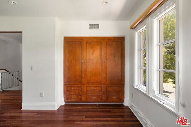 Building Photo - 758 N Almar Ave