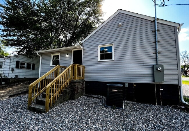 Building Photo - Brand New High Point 2 Bed, 1 Bath with Bo...