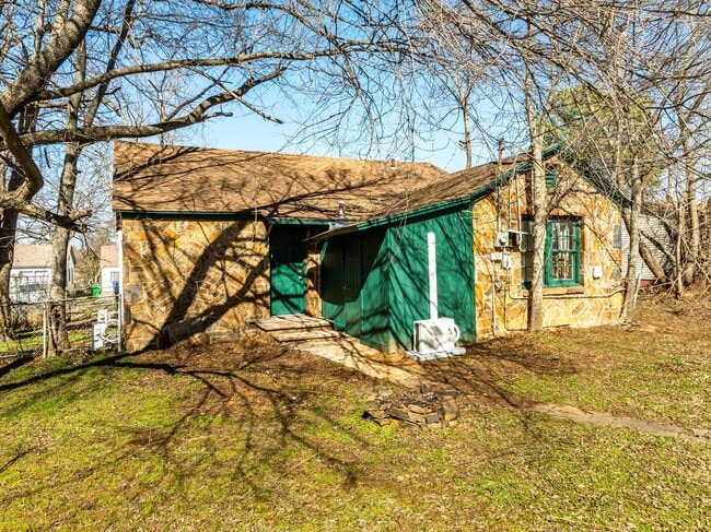 Building Photo - FREE MONTH RENT! Freshly Updated 3 Bedroom House