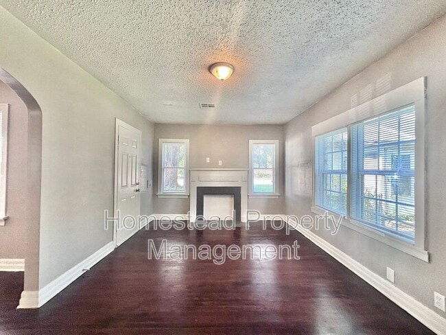 Building Photo - 1436 NE 8th St