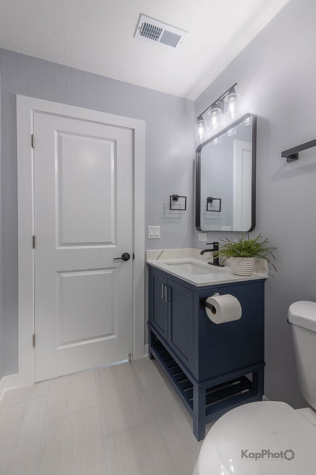 Building Photo - 2821 S Emerald Ave