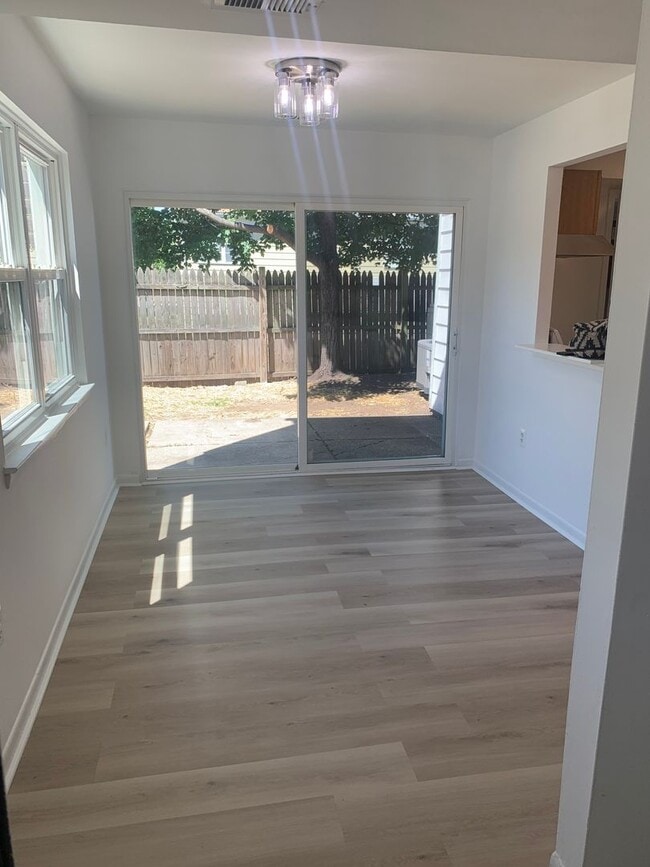 Building Photo - 2 Story, 3 bedroom, 1.5 bath Townhome in Glen Burnie