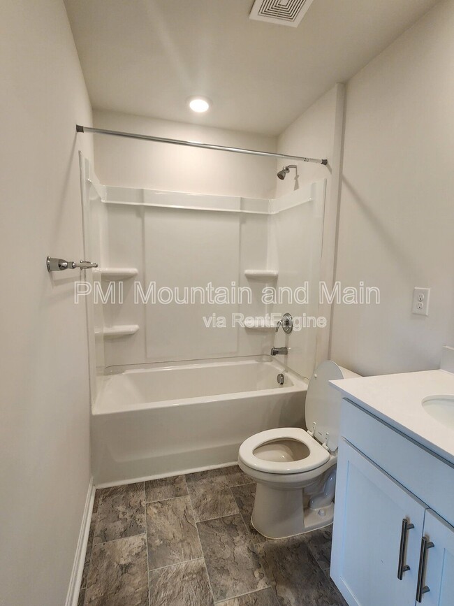 Building Photo - 16 Virginia Cmns Dr