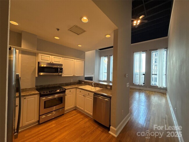 Building Photo - 127 N Tryon St