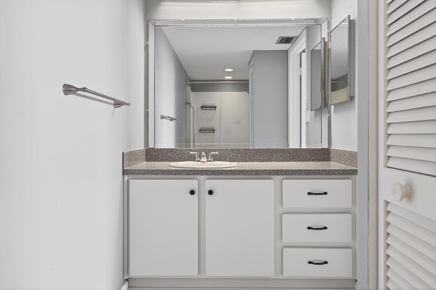 2nd Bathroom - 500 Treasure Island Causeway