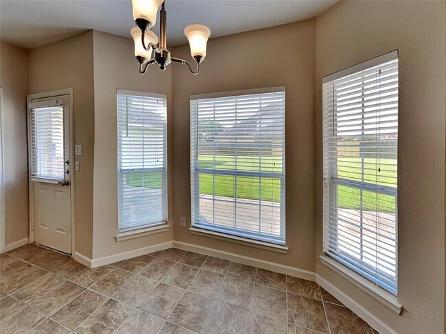 Building Photo - 501 Falcon Lake Dr