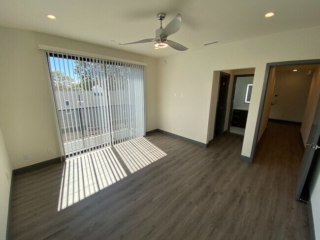 Building Photo - NEW SMART*4BD*4BA*TOWNHOME/ROOF DECK*CENTRAL AIR/HEAT*STAINLESS STEEL APPLIANCES*WASHER/DRYER IN ...