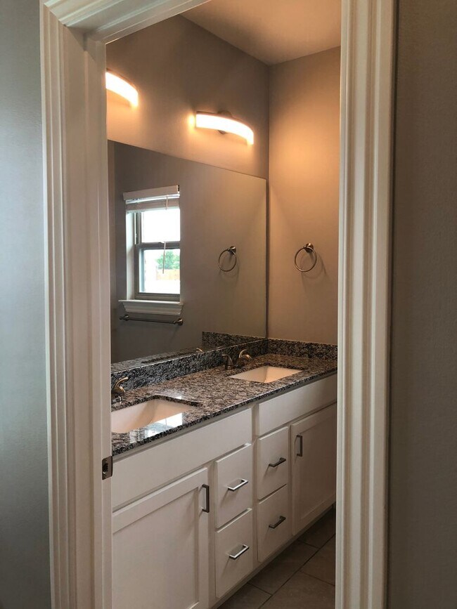 Building Photo - BEAUTIFUL BENTONVILLE HOME - LARGE FENCED IN YARD - GREAT LOCATION
