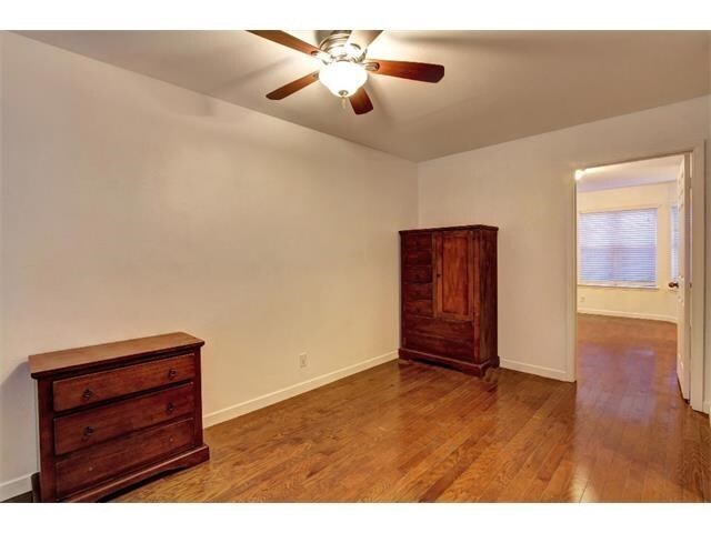 Building Photo - cute 1-1 3rd floor, UT bus across the street nice balcony