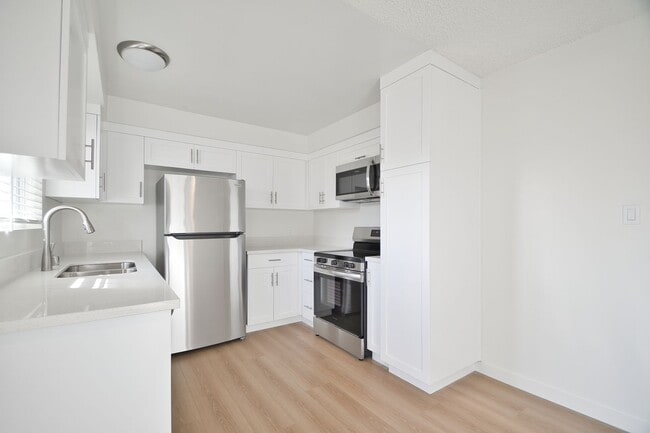 Building Photo - j125