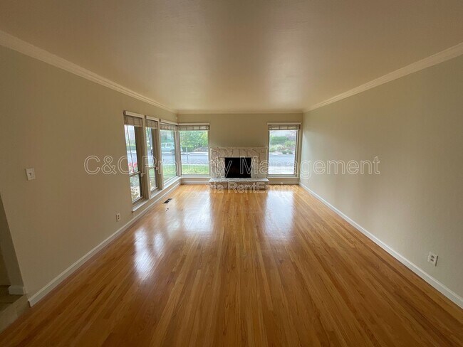 Building Photo - 1426 Ormsby Dr