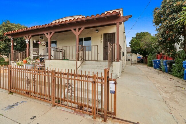 Building Photo - Beautiful and Spacious 3 Bedroom Apartment Home in Boyle Heights
