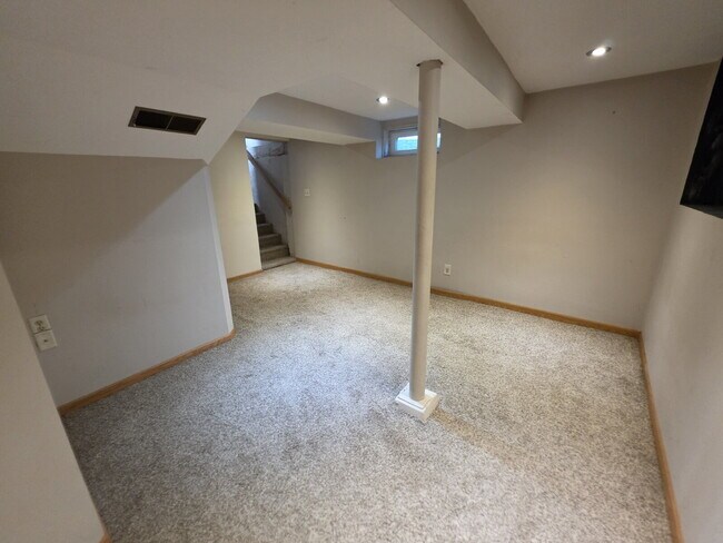 Building Photo - 2 Bedroom, 1 Bathroom West Hill Home with Fenced Yard, Garage, & Bonus Living Space