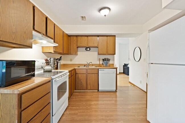 Building Photo - 3 bedroom home close to Duke Avaialble Ear...