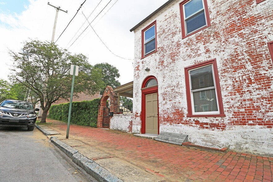 Building Photo - 328 W Gay St