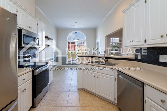 Building Photo - 512 Marble Falls
