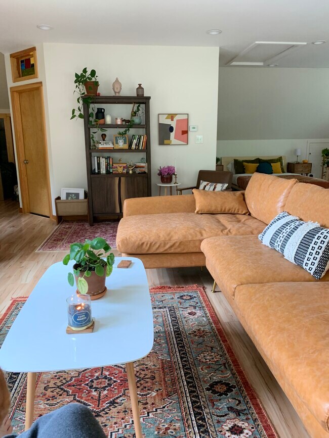 Furnished- living area - 131 Lakeside Dr