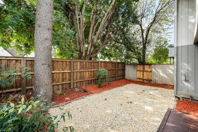 Building Photo - Beautiful 3-bedroom, 3-bathroom townhome  ...