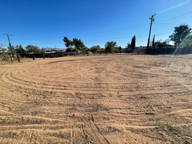 Building Photo - Apple Valley Home 4 Bedrooms, 2 Bathrooms,...