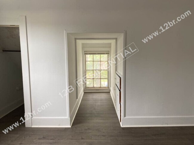 Building Photo - 2-Bedroom 3rd Story Unit in Toledo's Histo...