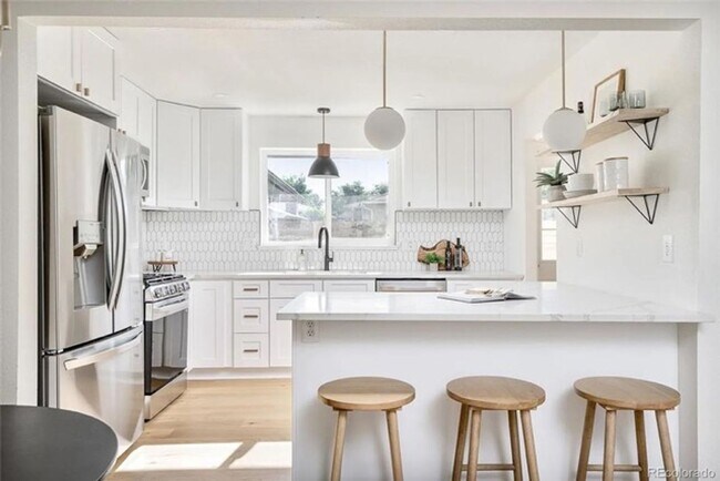 Building Photo - Recently Renovated 2Bd 1Ba Duplex with W/D and Central AC!