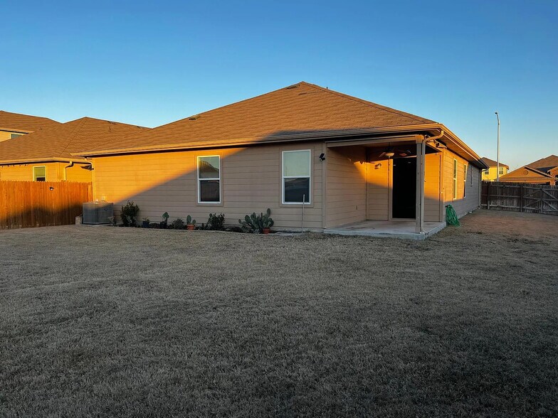 Building Photo - Room in House on Riparian Rd