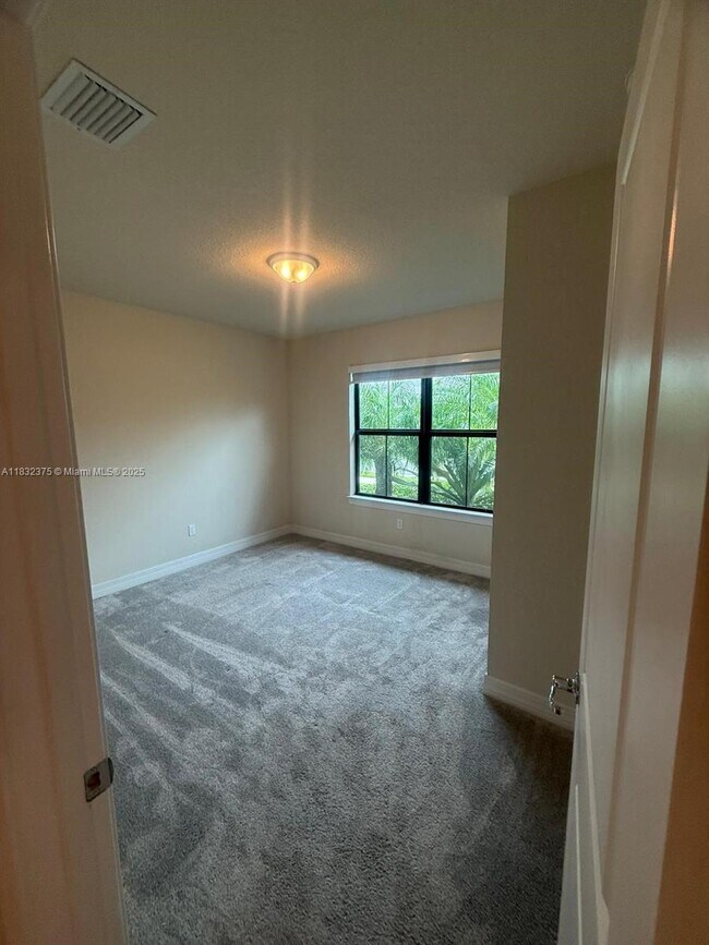 Building Photo - 3141 Tamarind Dr