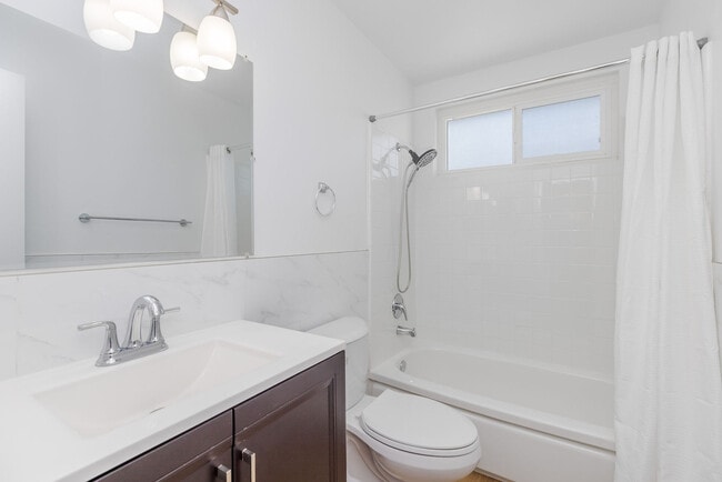 Building Photo - 524 W 2nd St