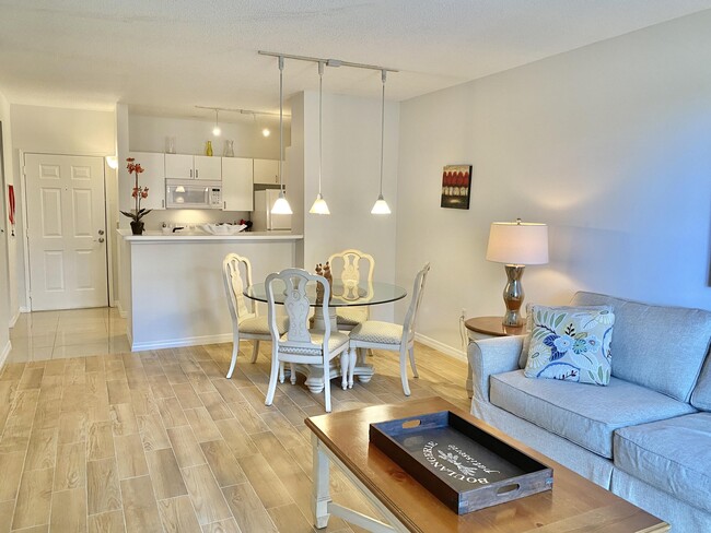 Building Photo - 720 S Sapodilla Ave