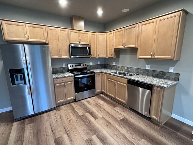 Building Photo - 4 Bedroom / 4 bath New Townhome. Every bedroom is its own Master Suite with your own full bathroo...