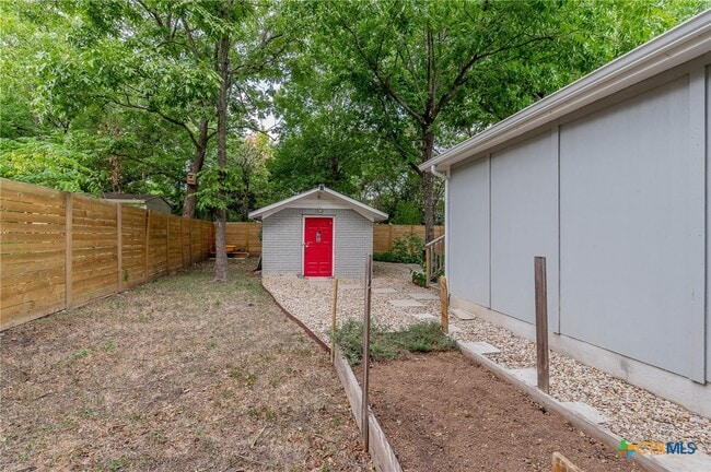 Building Photo - 2404 Oak Crest Ave