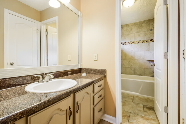 Building Photo - 3330 Salem Cove Dr