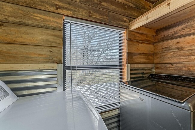 Building Photo - Lakeside Charm: Cozy 2-Bedroom Duplex in Rogers!