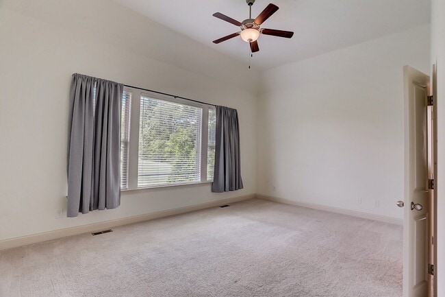 Building Photo - Beautiful 5-bedroom rental home in the hig...
