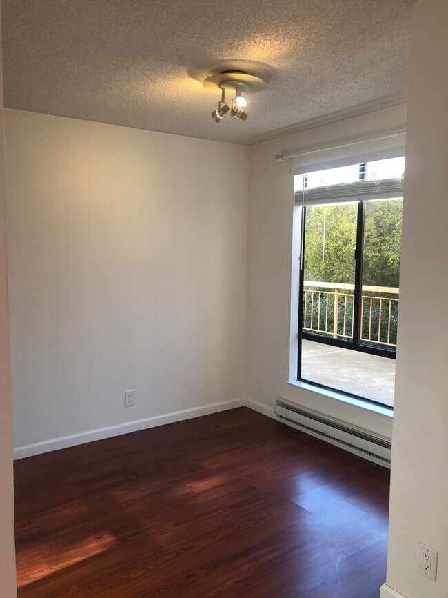 Building Photo - Bright 1/1 with an extra large patio, park...
