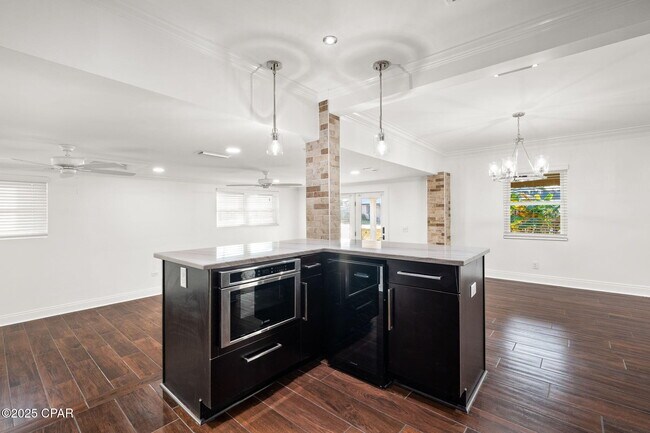 Building Photo - 1528 Oak Ave