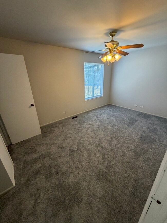 Building Photo - 1152 Cove Dr