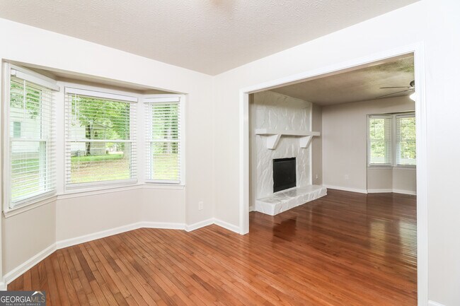 Building Photo - 400 Lake Swan Ct