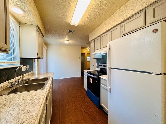 Building Photo - 8802 Pineridge Dr