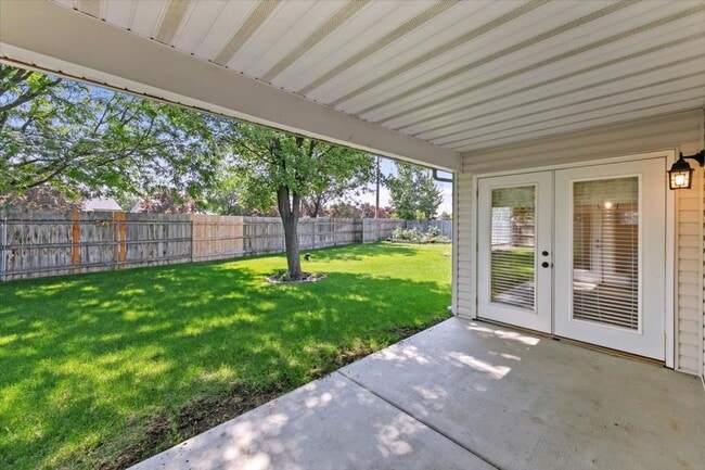 Building Photo - Stylish 3-Bed Home with Spacious Backyard ...