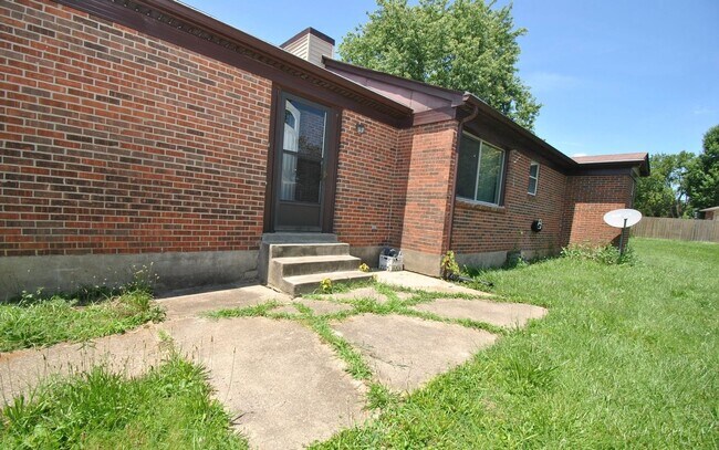 Building Photo - Available 07/27/26 - East Louisville 3 bed, 1.5 bath ranch on corner lot