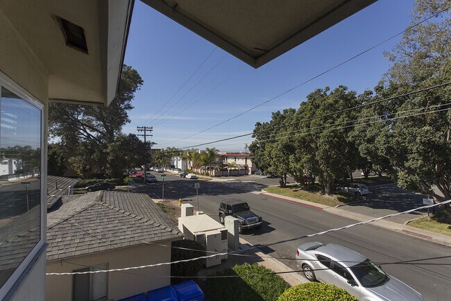 Building Photo - Charming Upstairs One Bedroom in Crown Poi...