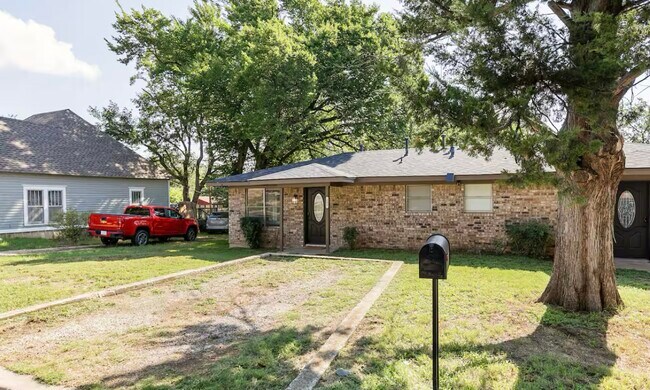 Building Photo - 202 Collinsville St