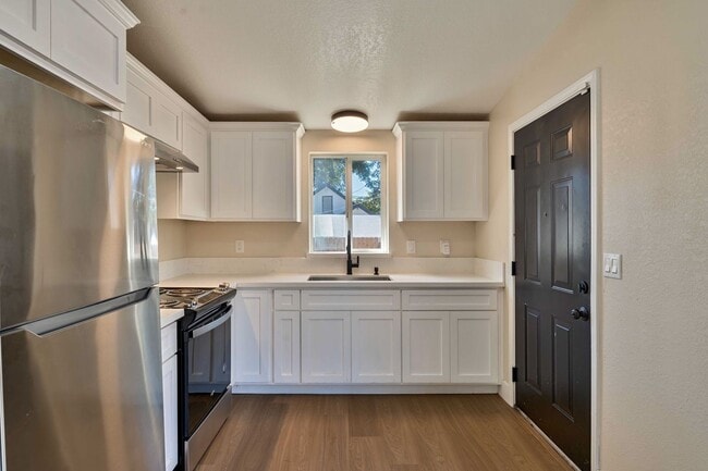 Building Photo - Updated 2 Bedroom Home in Sacramento