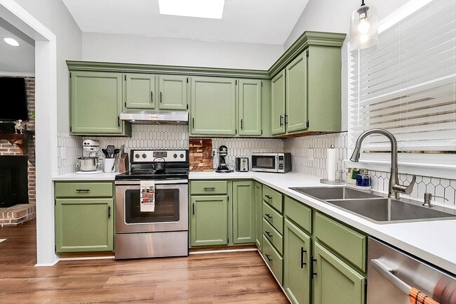 Building Photo - 4227 Deerfield Dr