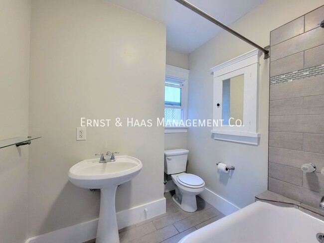 Building Photo - Cozy Condo in Prime Alamitos Beach Neighbo...