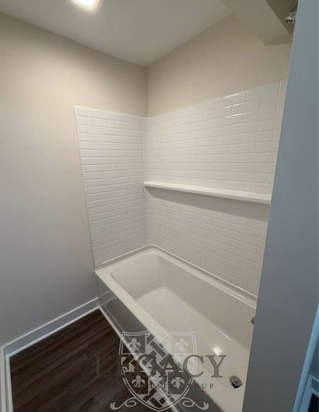 Building Photo - 214 W Lokey Ave