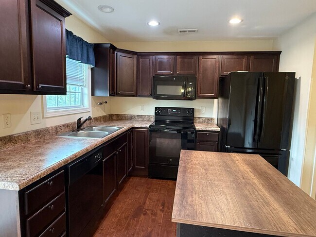 Building Photo - Tri level 2 bed, 2.5 bath Condo! Lakeridge School District.