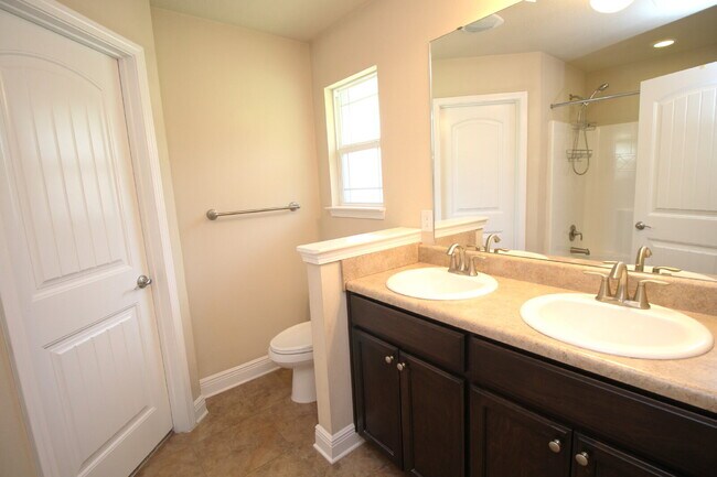 Building Photo - 3BR/2BA Home with Lawn Care Included – Mov...